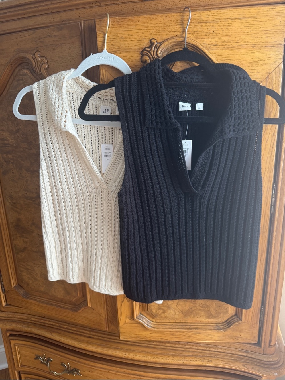 GAP Women's Ribbed Sleeveless V-Neck Sweater - Black & Cream Duo 2/28$